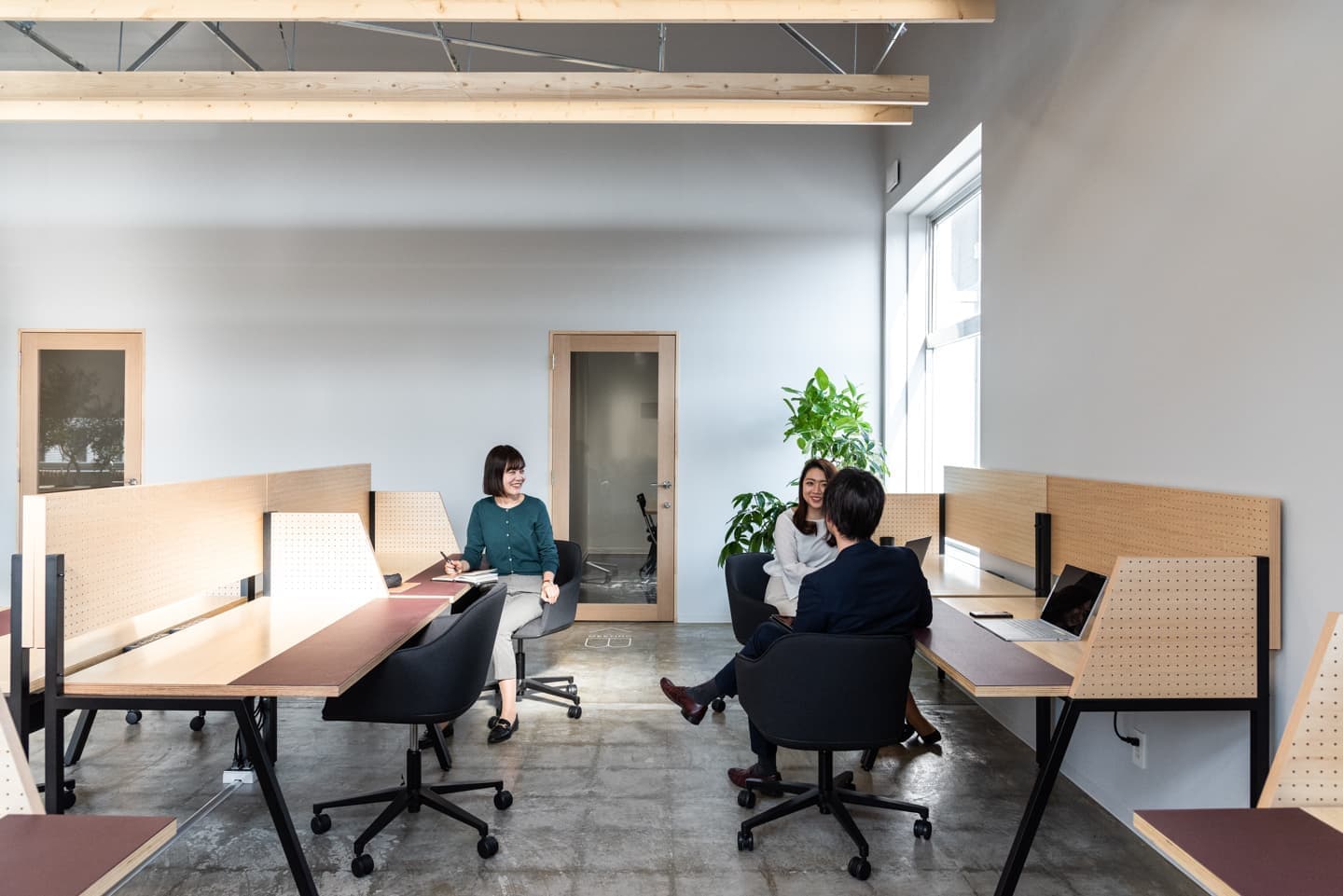 固定デスクで談話している風景